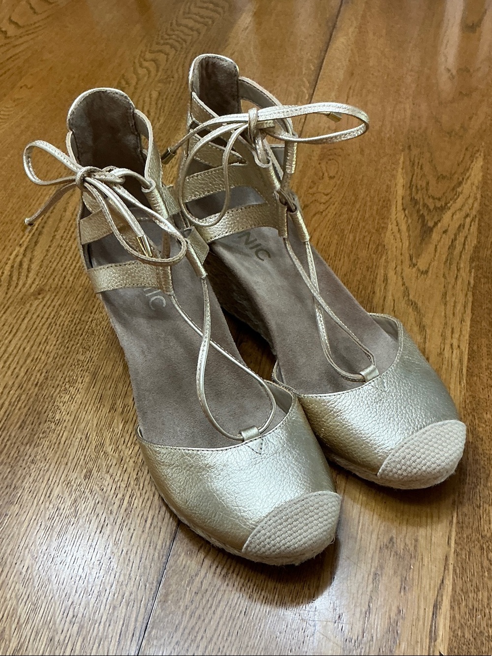 Woman’s Vionic gold wedge espadrille. Size 6.5. Heel is 2.5”. Like new! So cute!